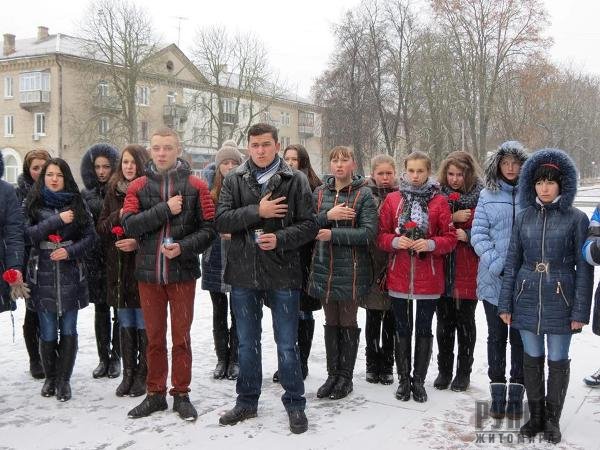 На Житомирщині вшанували пам'ять невинно вбитих у Маріуполі На Житомирщині вшанували пам'ять невинно вбитих у Маріуполі