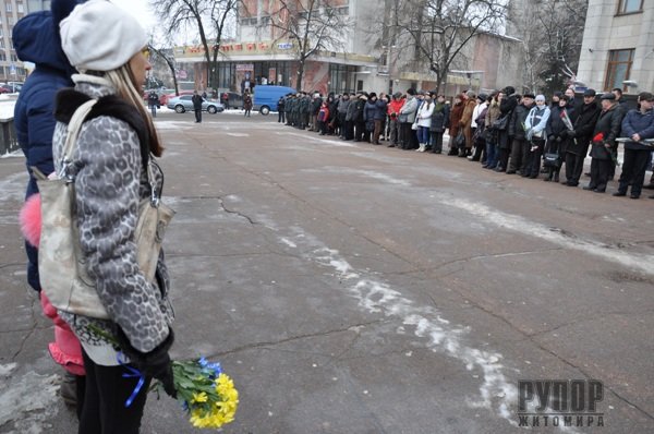 Загиблого бійця добровольчого батальйону «Донбас» Вадима Антонова житомиряни зустрічали на колінах. ФОТО Загиблого бійця добровольчого батальйону «Донбас» Вадима Антонова житомиряни зустрічали на колінах. ФОТО