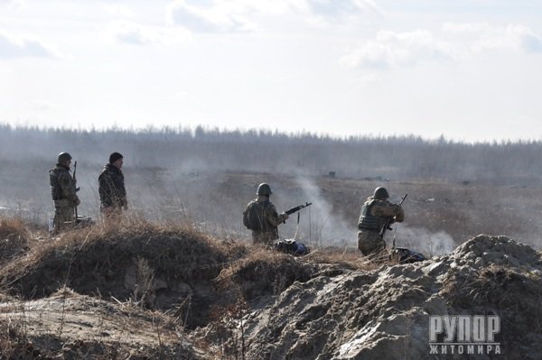 Вперше за весь період часткової мобілізації під Житомиром бійці стрибали з парашутом Вперше за весь період часткової мобілізації під Житомиром бійці стрибали з парашутом