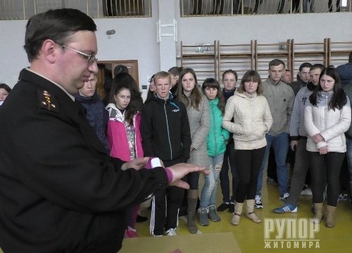 У Житомирі рятувальники та волонтери батальону «Айдар» започатковували для студентів практичні навчання із військово-польової медицини У Житомирі рятувальники та волонтери батальону «Айдар» започатковували для студентів практичні навчання із військово-польової медицини