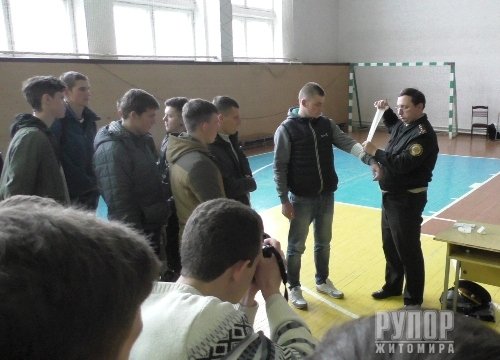 У Житомирі рятувальники та волонтери батальону «Айдар» започатковували для студентів практичні навчання із військово-польової медицини У Житомирі рятувальники та волонтери батальону «Айдар» започатковували для студентів практичні навчання із військово-польової медицини
