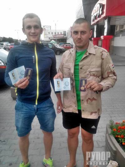 В Житомирской области над волонтером, который собирал помощь бойцам АТО, жестоко издевались, привязав к дереву В Житомирской области над волонтером, который собирал помощь бойцам АТО, жестоко издевались, привязав к дереву