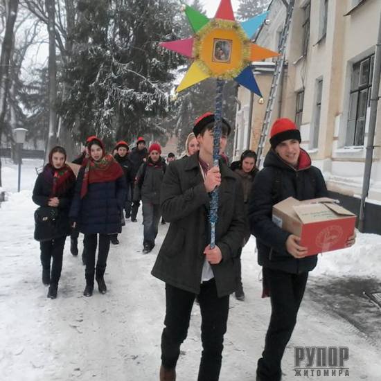 Для бійців у Житомирському госпіталі колядувала молодь Михайлівського собору. ФОТО Для бійців у Житомирському госпіталі колядувала молодь Михайлівського собору. ФОТО