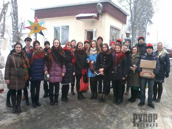 Для бійців у Житомирському госпіталі колядувала молодь Михайлівського собору. ФОТО Для бійців у Житомирському госпіталі колядувала молодь Михайлівського собору. ФОТО