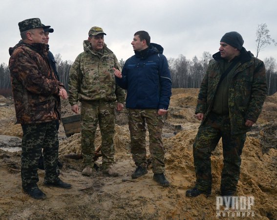 Губернатор Житомирщини разом зі спецслужбами нагрянув у «Бурштинову республіку». ФОТО Губернатор Житомирщини разом зі спецслужбами нагрянув у «Бурштинову республіку». ФОТО