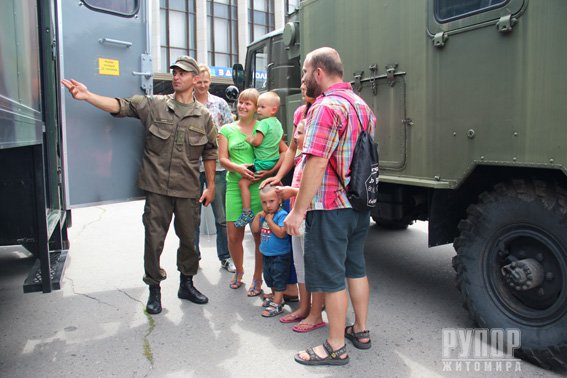 На варті правопорядку: у Житомирі поліція продемонструвала свою професію На варті правопорядку: у Житомирі поліція продемонструвала свою професію