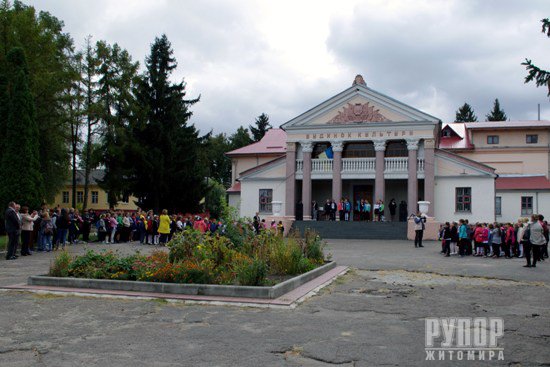 ЛИСТ МИРУ учнів Сінгурівської школи став окрасою сесійної зали Верховної Ради України ЛИСТ МИРУ учнів Сінгурівської школи став окрасою сесійної зали Верховної Ради України