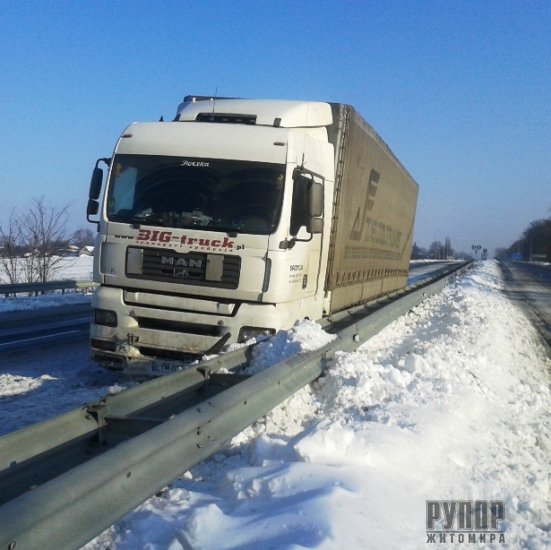 В Житомирській області за добу рятувальники вивільнили зі снігових заметів 8 вантажних автомобілів В Житомирській області за добу рятувальники вивільнили зі снігових заметів 8 вантажних автомобілів