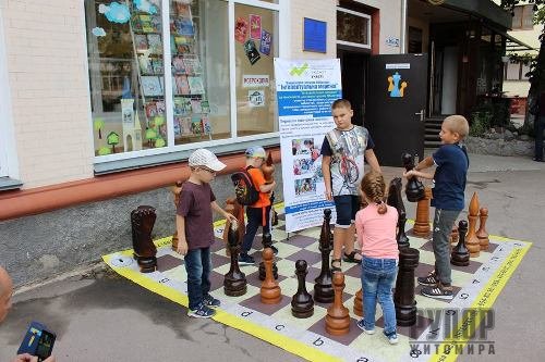 У Житомирі стартував проект «Інтелектуальна мережа» - шахові клуби у бібліотеках міста» У Житомирі стартував проект «Інтелектуальна мережа» - шахові клуби у бібліотеках міста»