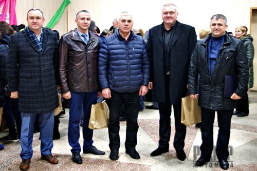 Символ урожаю, оберіг щастя та нескінченності роду людського отримали аграрії з нагоди професійного свята від Віктора Развадовського Символ урожаю, оберіг щастя та нескінченності роду людського отримали аграрії з нагоди професійного свята від Віктора Развадовського