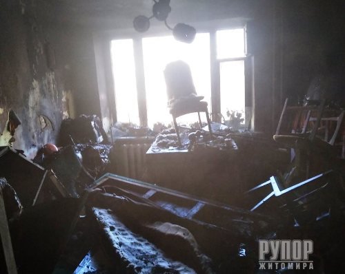 В Житомирській області під час ліквідації пожежі в оселі врятовано чоловіка В Житомирській області під час ліквідації пожежі в оселі врятовано чоловіка