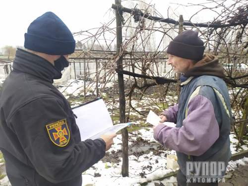 Житомирські рятувальники роз’яснили селянам правила безпечного користування пічним опаленням Житомирські рятувальники роз’яснили селянам правила безпечного користування пічним опаленням