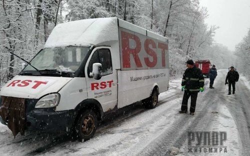На Житомирщині Peugeot Expert злетів у водойму На Житомирщині Peugeot Expert злетів у водойму