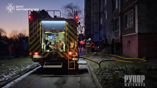 У Житомирі під час пожежі у багатоповерхівці травмувався чоловік У Житомирі під час пожежі у багатоповерхівці травмувався чоловік