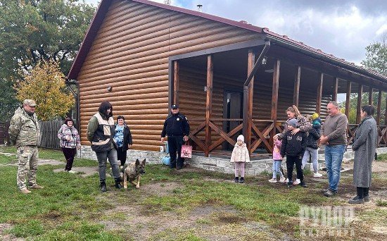 Поліцейські Житомирської академії відвідали сім’ю загиблого Героя і здійснили маленьку мрію його батька Поліцейські Житомирської академії відвідали сім’ю загиблого Героя і здійснили маленьку мрію його батька