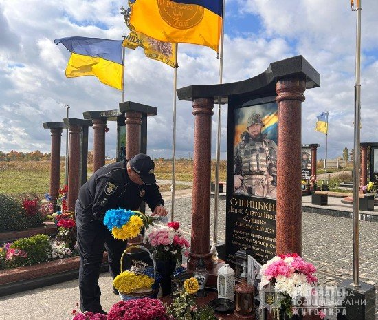 Поліцейські Житомирської академії відвідали сім’ю загиблого Героя і здійснили маленьку мрію його батька Поліцейські Житомирської академії відвідали сім’ю загиблого Героя і здійснили маленьку мрію його батька