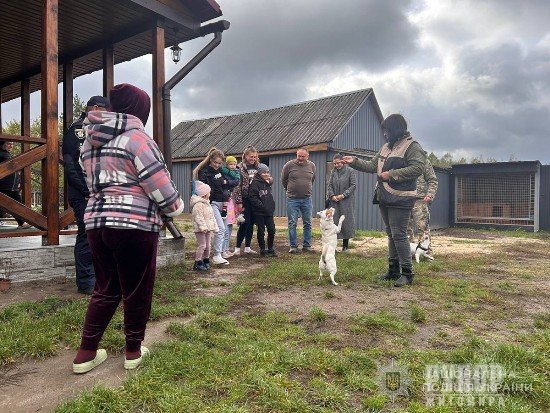 Поліцейські Житомирської академії відвідали сім’ю загиблого Героя і здійснили маленьку мрію його батька Поліцейські Житомирської академії відвідали сім’ю загиблого Героя і здійснили маленьку мрію його батька